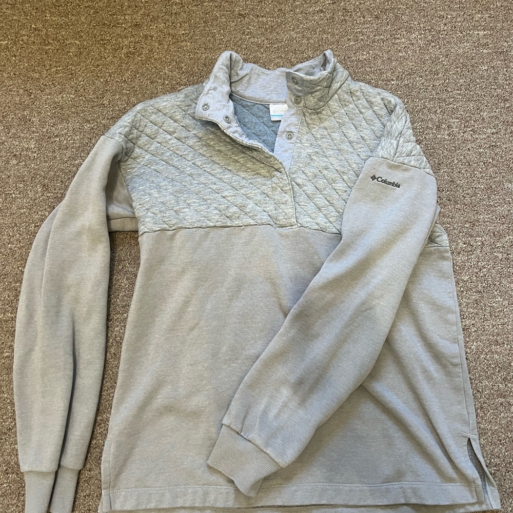 Columbia Quilted Yoke Pullover Sweatshirt in Light Gray